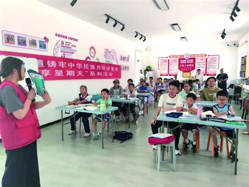 社区工作人员向学生志愿者科普反诈知识